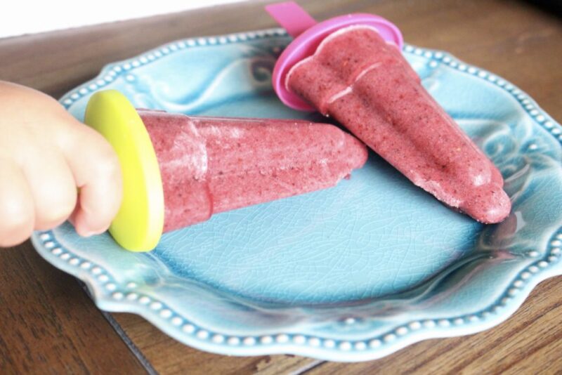 Have you ever wondered how to make healthy popsicles for the whole family? This recipe is vegan, gluten-free, paleo, & high in fibre and antioxidants. Kid Friendly | Healthy Popsicles | Sugar Free Popsicles | Summer Recipes | Blender | Smoothie | Food for Kids | Naturally Sweetened | Toddler Food | Picky Eaters | Snacks | Desserts | Healthy Dessert | 