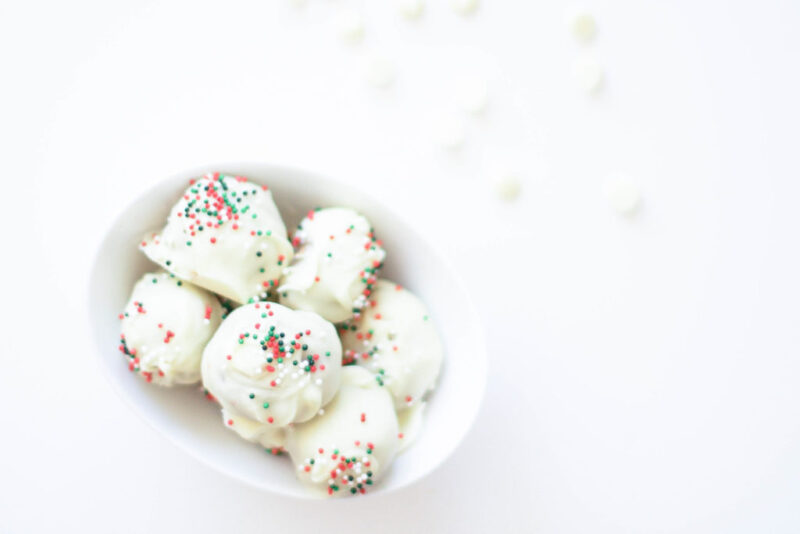 Vegan No Bake Christmas Almond Balls (Gluten-Free)