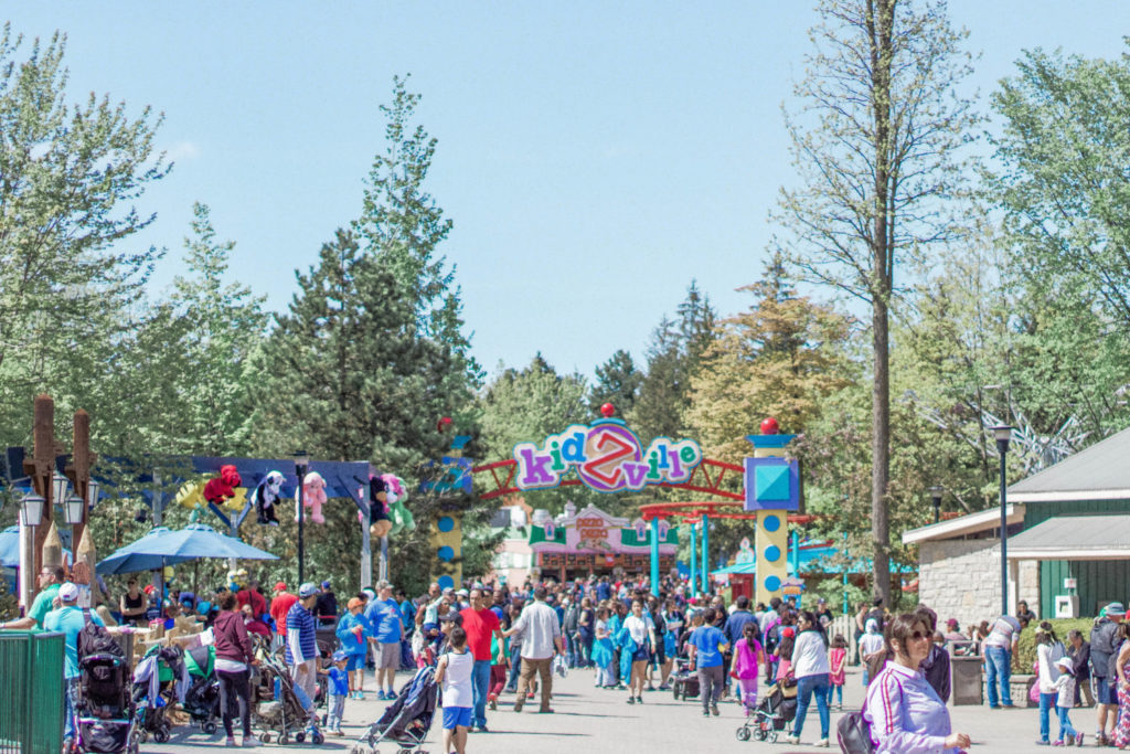 Canada’s Wonderland has so much to offer, like their Snoopy’s Dog Days of Summer live performance, Maple Park Treehouse which is a HUGE outside playground, and their delicious food options for hungry kiddos! Click to read tips for spending a full day of family fun at Wonderland | Parenting | Motherhood | Toronto | Canada | Vaughan | Amusement Park | Shows for Kids | Rollercoasters | Rides | Summer Fun | Family Fun | Family Trip | Family Travel | Travelling with Kids | What to Pack | Water Park |