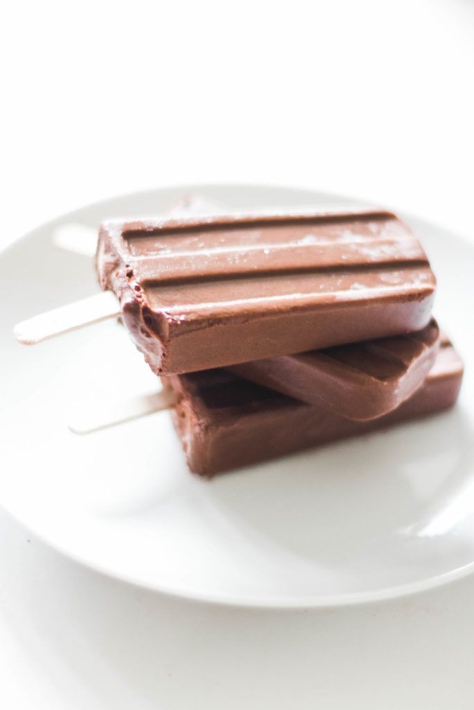 Are you ready for rich, creamy, chocolatey goodness?! These fudgesicles are dairy free and refined sugar free, the perfect low carb summer indulgence! Weight Loss | Low Carb | Low Calorie | Low fat | Healthy | Paleo | Whole 30 | Gluten Free | Vegan | Dairy Free | Popsicles | Ice cream | Dessert | Summer Recipe | Summer Treats | Fudge Pops | Ice Pops | Chocolate | Blender | Smoothie | Fudgsicles | Fudge | No Sugar 