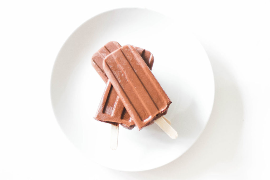 Are you ready for rich, creamy, chocolatey goodness?! These fudgesicles are dairy free and refined sugar free, the perfect low carb summer indulgence! Weight Loss | Low Carb | Low Calorie | Low fat | Healthy | Paleo | Whole 30 | Gluten Free | Vegan | Dairy Free | Popsicles | Ice cream | Dessert | Summer Recipe | Summer Treats | Fudge Pops | Ice Pops | Chocolate | Blender | Smoothie | Fudgsicles | Fudge | No Sugar 