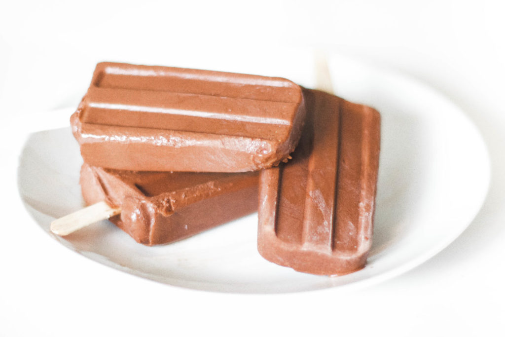 Are you ready for rich, creamy, chocolatey goodness?! These fudgesicles are dairy free and refined sugar free, the perfect low carb summer indulgence! Weight Loss | Low Carb | Low Calorie | Low fat | Healthy | Paleo | Whole 30 | Gluten Free | Vegan | Dairy Free | Popsicles | Ice cream | Dessert | Summer Recipe | Summer Treats | Fudge Pops | Ice Pops | Chocolate | Blender | Smoothie | Fudgsicles | Fudge | No Sugar 