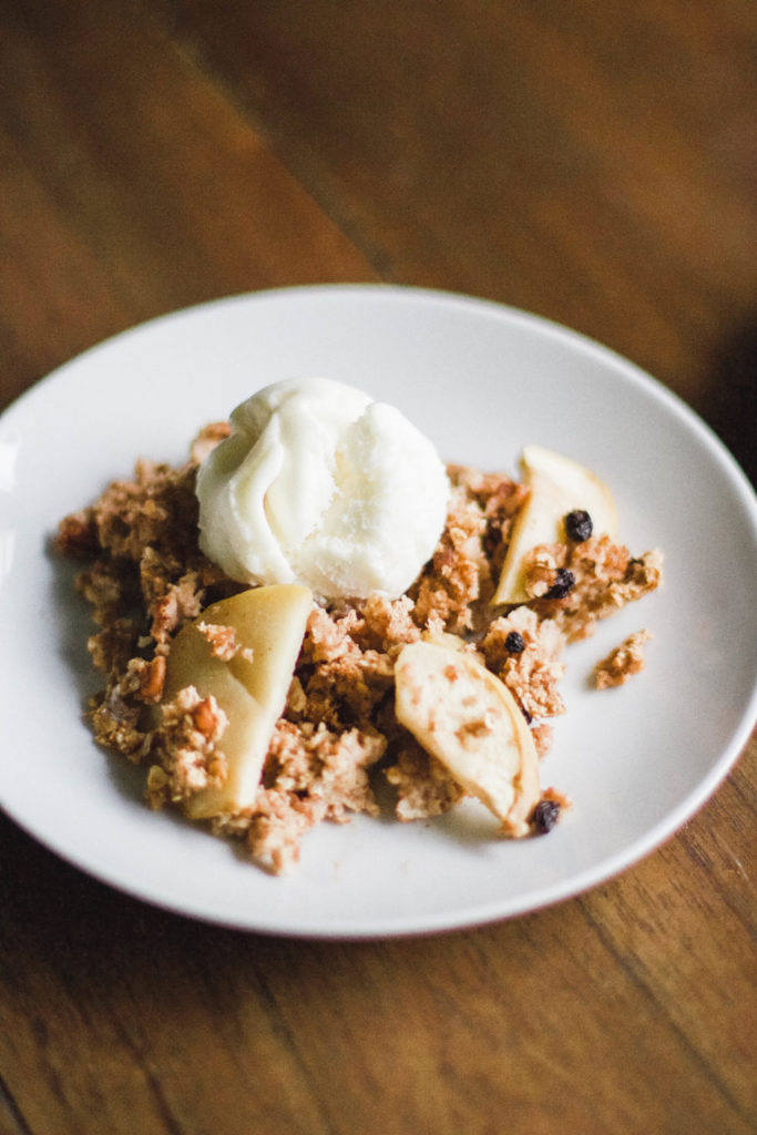 Baked Oatmeal Apple Crisp is a one pan dish - simply mix ingredients, bake, and serve as a dessert or a healthy, wholesome morning breakfast. Gluten-free, vegan and refined sugar free! Fall Desserts | Fall Recipes | Granny Smith Apples | Healthy | Dessert for Breakfast | Plant Based | Ice cream | Autumn | Cinnamon | Easy Recipes | Sweets | Dessert Food | Baked Oatmeal | Gluten-free Oats | Breakfast | Healthy