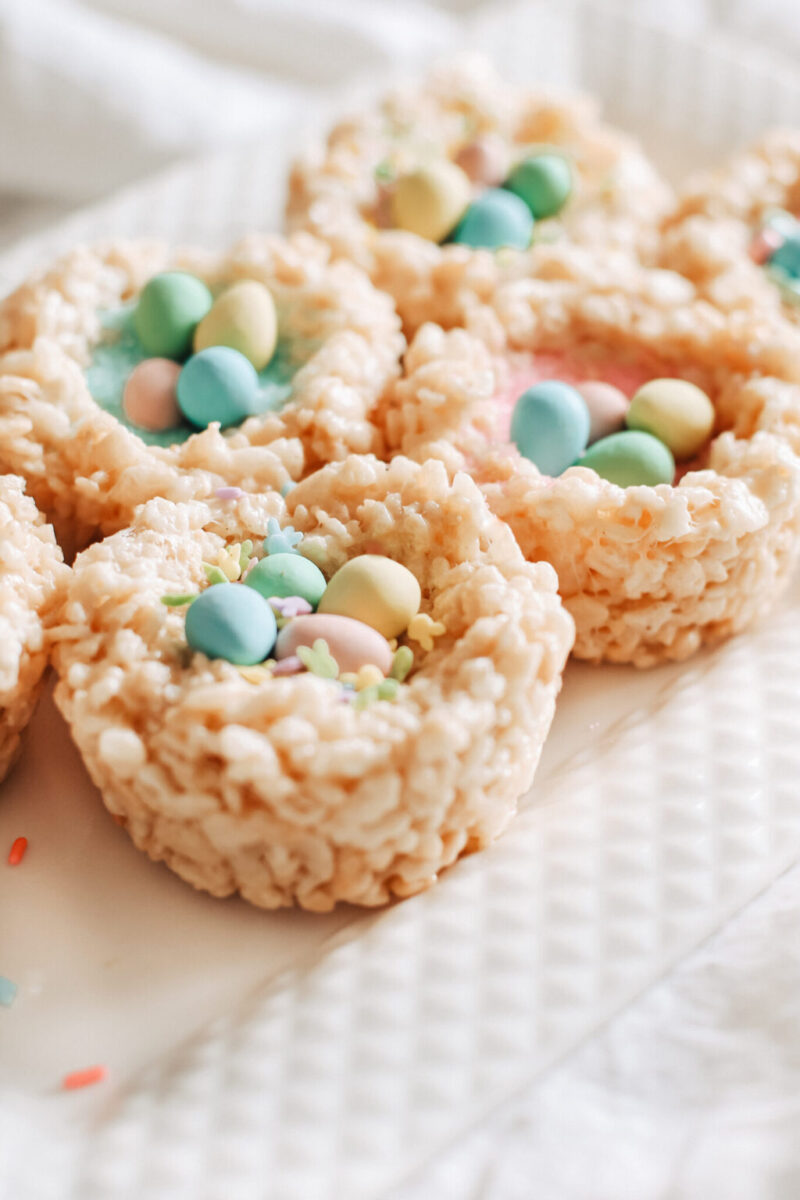 Rice Krispie and Mini Egg Nests are a fun Easter treat and activity for kids! An easy no-bake dessert with mini eggs and pastel sprinkles. No-Bake Dessert | Easter Desserts | Easter Treats | Quick and Easy | Chocolate Egss | Cadbury Mini Eggs | Spring Activities | Food for Kids | Easter Nests | Edible Nests | Easter Recipes | Rice Krispie Nests | Rice Crispy | Rice Crispies | Activity for Kids | Easter Fun | 