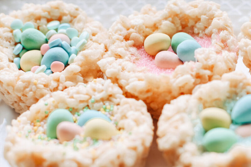 Rice Krispie and Mini Egg Nests are a fun Easter treat and activity for kids! An easy no-bake dessert with mini eggs and pastel sprinkles. No-Bake Dessert | Easter Desserts | Easter Treats | Quick and Easy | Chocolate Egss | Cadbury Mini Eggs | Spring Activities | Food for Kids | Easter Nests | Edible Nests | Easter Recipes | Rice Krispie Nests | Rice Crispy | Rice Crispies | Activity for Kids | Easter Fun |