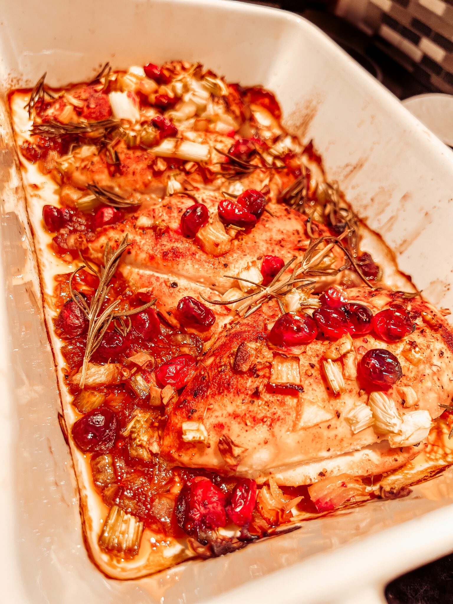 Cranberry rosemary chicken one pan main dish Christmas dinner recipe that's easy and healthy. Gluten-free, keto, low carb, paleo & whole 30. Dinner | Mains | Oven Baked | Roasted Chicken | One Pan | One Pot | Easy Healthy | Chicken Casserole | Christmas Chicken |