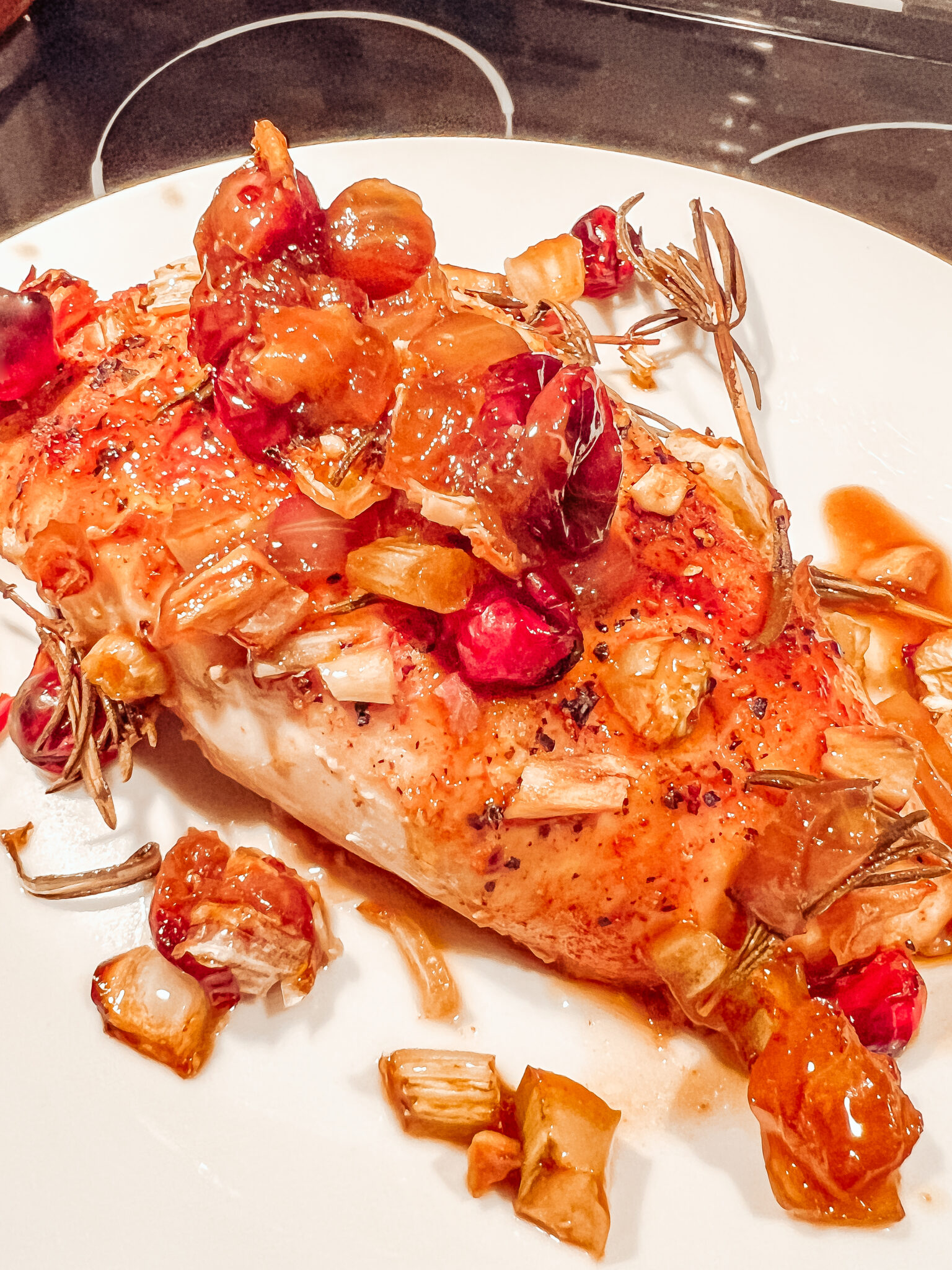 Cranberry rosemary chicken one pan main dish Christmas dinner recipe that's easy and healthy. Gluten-free, keto, low carb, paleo & whole 30. Dinner | Mains | Oven Baked | Roasted Chicken | One Pan | One Pot | Easy Healthy | Chicken Casserole | Christmas Chicken |