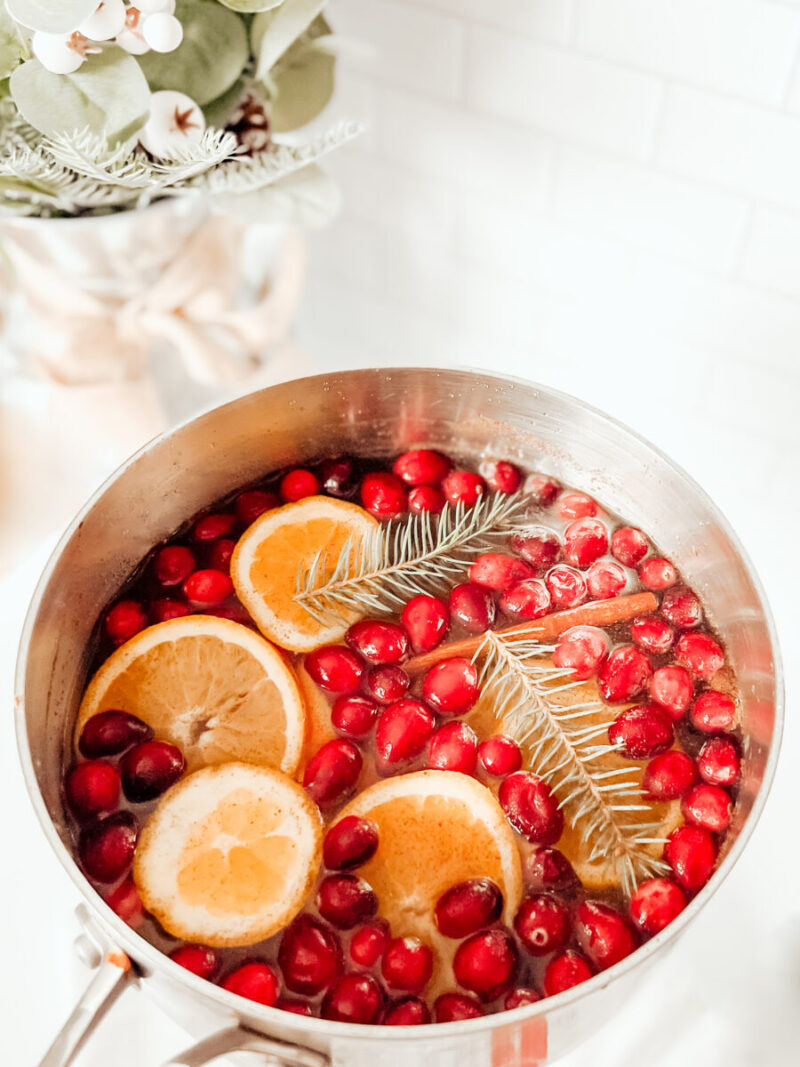 How to Make Stovetop Christmas Potpourri - a natural, non-toxic holiday recipe to make your home to smell like the holidays! Christmas Recipe | Natural | Non-Toxic | Essential Oils | Holiday Season | Christmas Spirit | Smells Like Christmas | Holiday Smell | Stovetop Potpourri | Slow Cooker Method | How to | DIY Potpourri | Family Tradition | Christmas Activities |