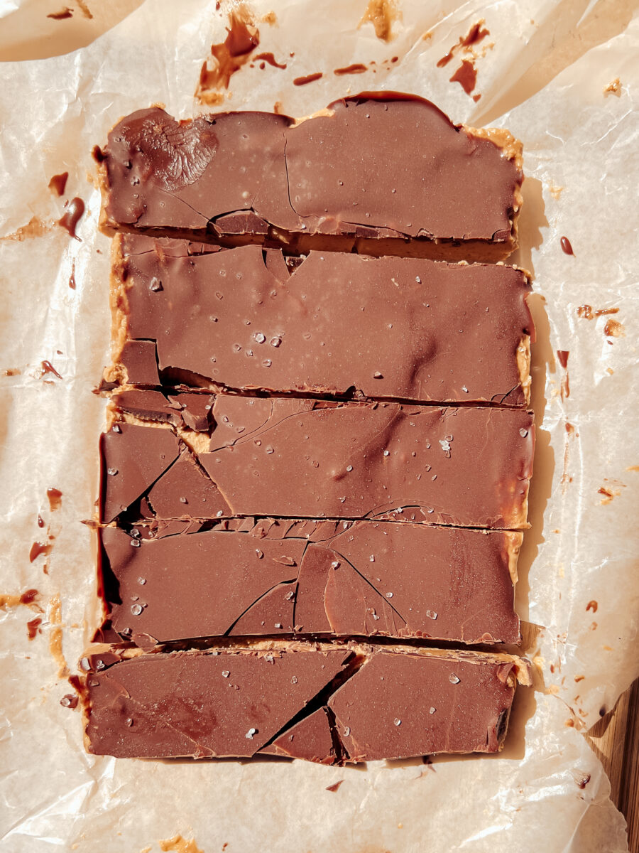 These chocolate peanut butter bars are made with collagen and protein powder. A sugar-free, gluten-free, keto friendly snack made in heaven! High protein | Healthy Chocolate Bars | Peanut Butter Bars | Dessert | Snack | Breakfast | Ketogenic | Fat bombs | Easy | Weight loss recipes | 