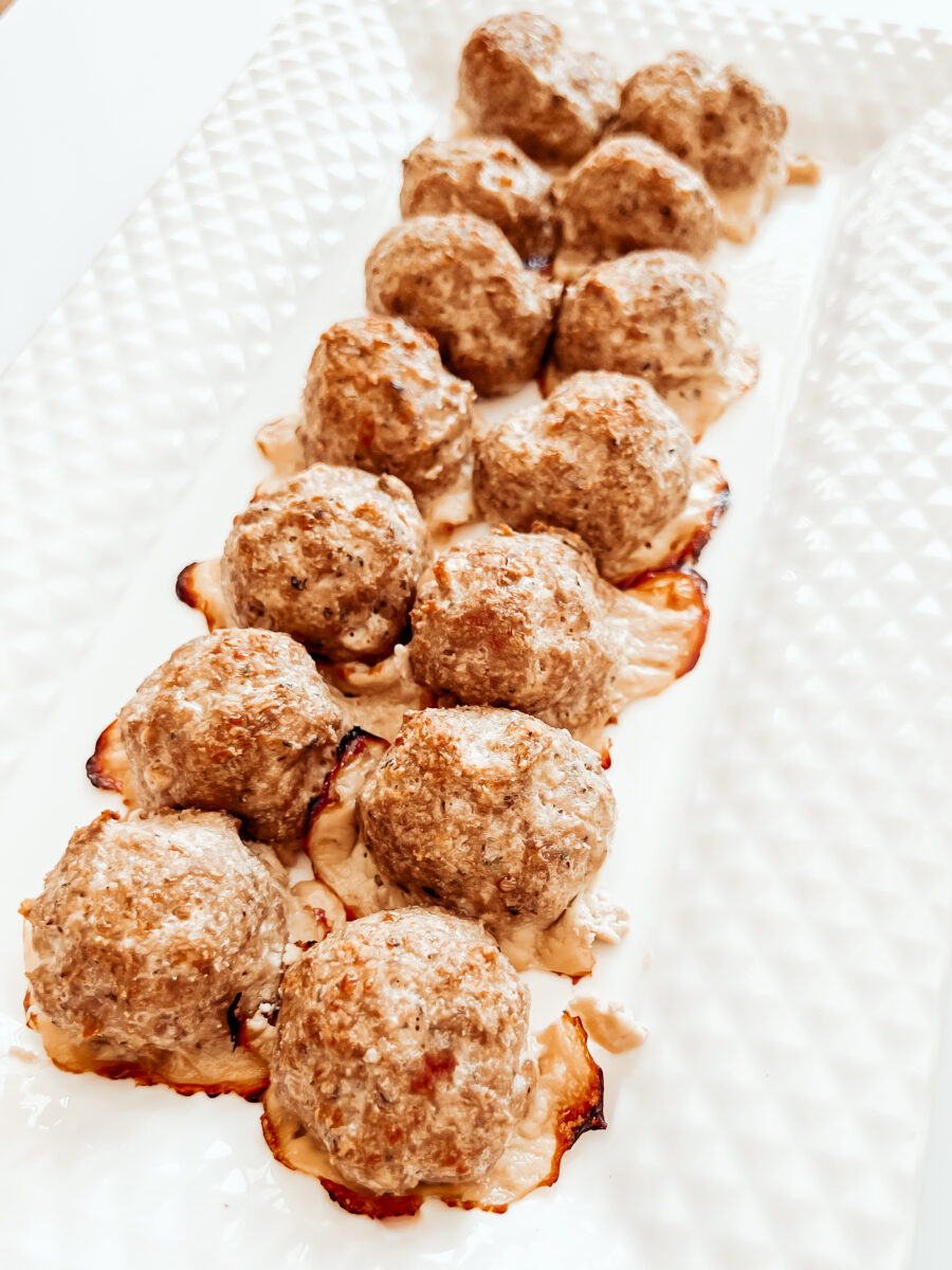 These turkey meatballs are juicy, full of flavour, and an easy low carb keto dinner or side dish with only a few simple ingredients! Gluten-Free, Paleo, Healthy, Meatballs, Side, Appetizer, Entree, Main Dish, Easy, Oven Baked, Ground Turkey, Garlic Aioli, Spicy Aioli, Dipping Sauce, Dip