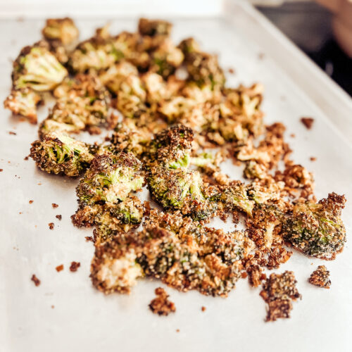 This oven roasted crispy Italian broccoli is a main dish or side dish that's satisfyingly filling. Gluten-free, keto, vegan, paleo, whole 30! Side dish, main dish, entree , dinner, lunch, easy, healthy, broccoli recipe, Italian seasoning, herbs, nutritional yeast recipes, crusted, crispy, oven baked, golden, crunchy
