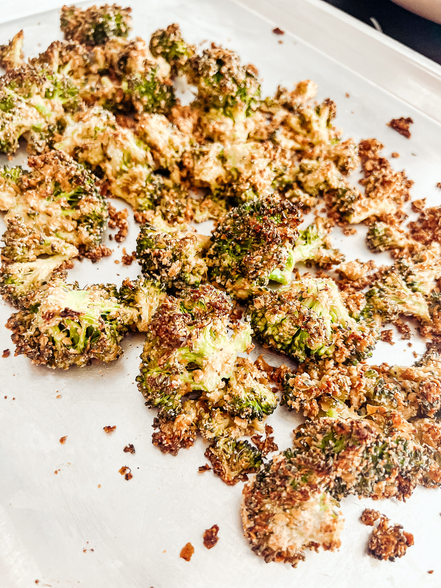 This oven roasted crispy Italian broccoli is a main dish or side dish that's satisfyingly filling. Gluten-free, keto, vegan, paleo, whole 30! Side dish, main dish, entree , dinner, lunch, easy, healthy, broccoli recipe, Italian seasoning, herbs, nutritional yeast recipes, crusted, crispy, oven baked, golden, crunchy