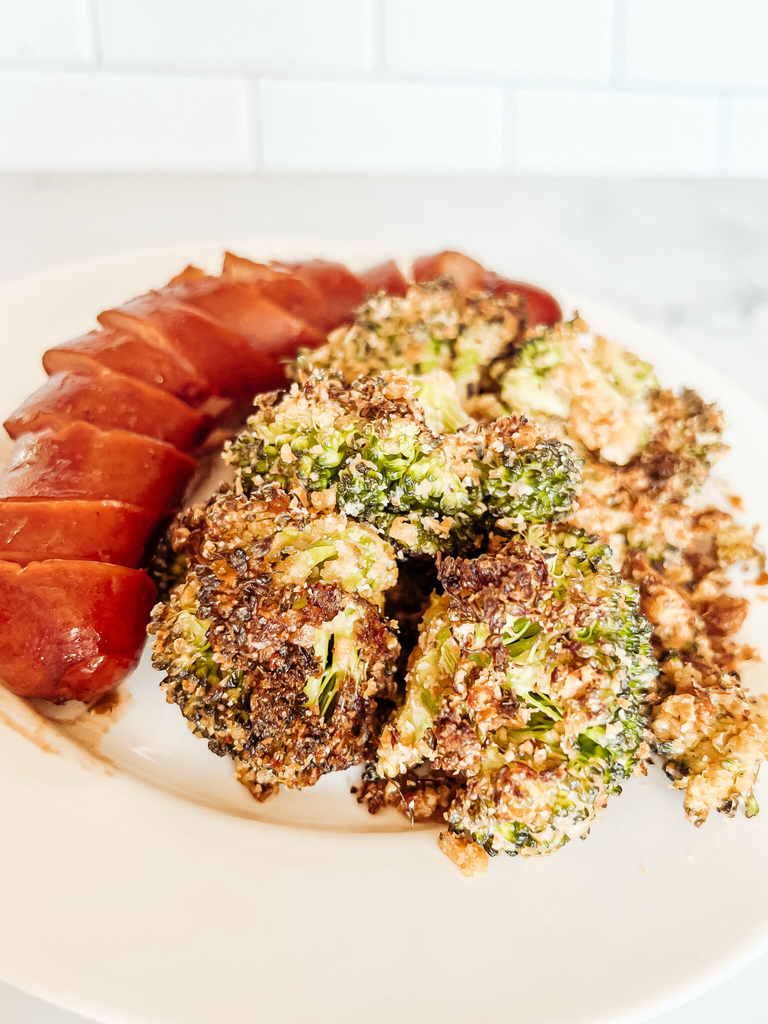 This oven roasted crispy Italian broccoli is a main dish or side dish that's satisfyingly filling. Gluten-free, keto, vegan, paleo, whole 30! Side dish, main dish, entree , dinner, lunch, easy, healthy, broccoli recipe, Italian seasoning, herbs, nutritional yeast recipes, crusted, crispy, oven baked, golden, crunchy