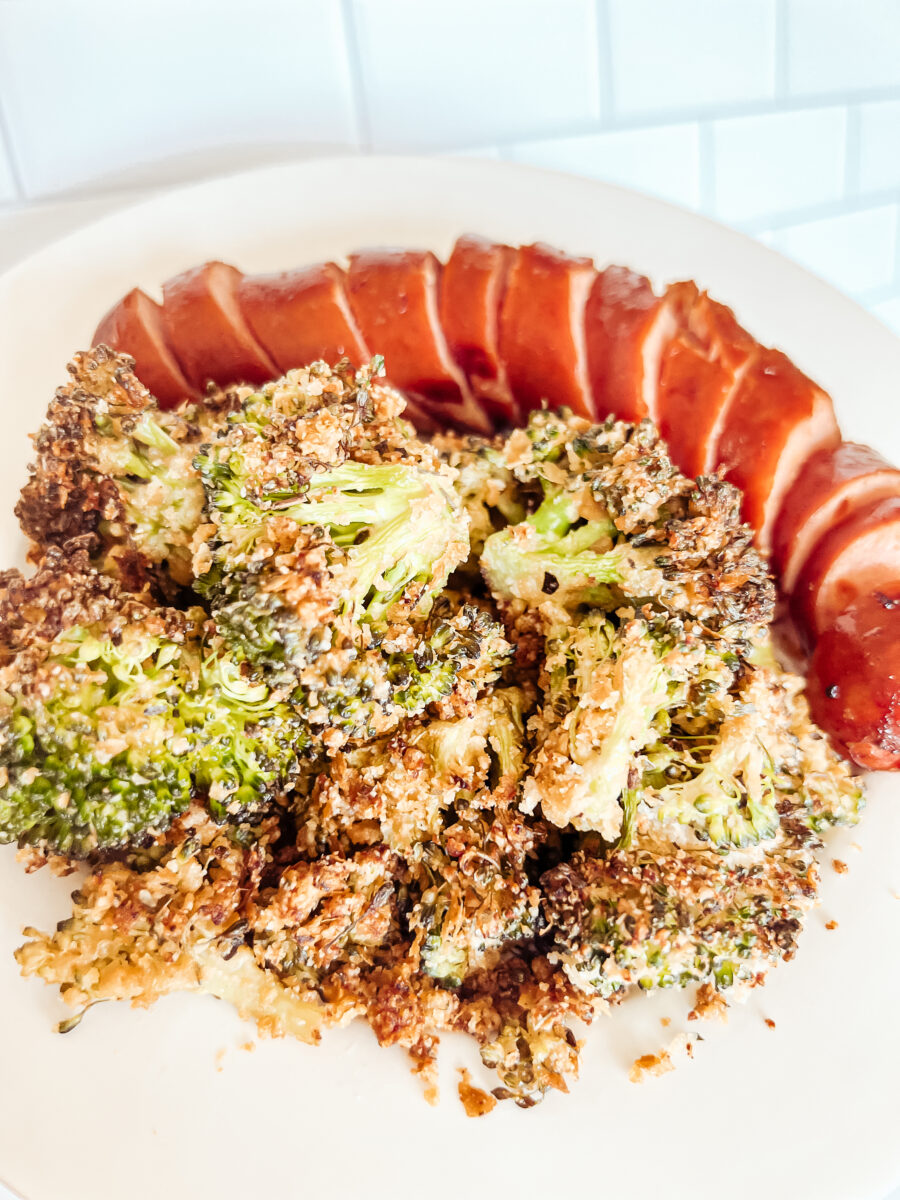 This oven roasted crispy Italian broccoli is a main dish or side dish that's satisfyingly filling. Gluten-free, keto, vegan, paleo, whole 30! Side dish, main dish, entree , dinner, lunch, easy, healthy, broccoli recipe, Italian seasoning, herbs, nutritional yeast recipes, crusted, crispy, oven baked, golden, crunchy