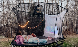 How to have a family outdoor movie night in your own backyard! Inspiration for an outdoors movie night and holiday gift ideas for the kids.