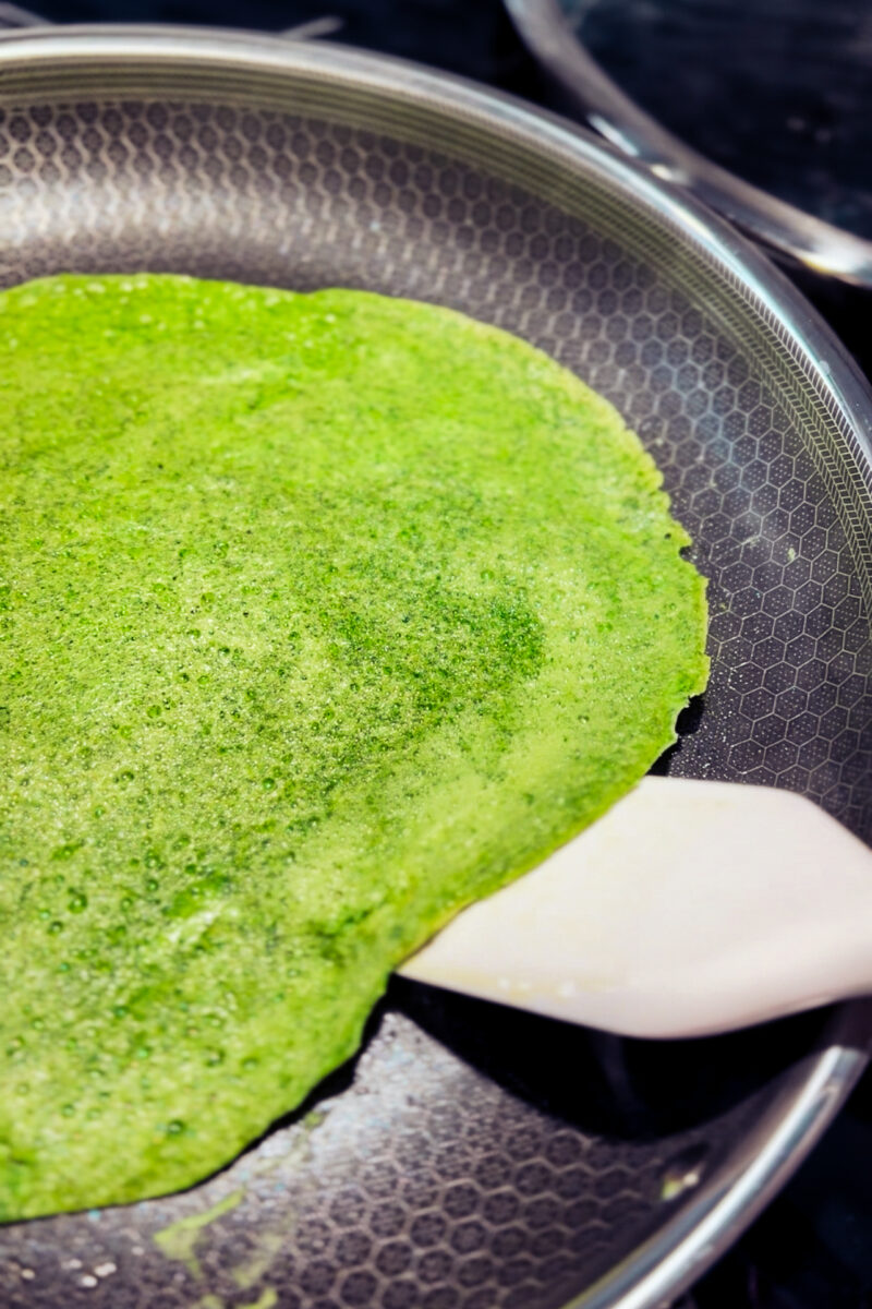 These 2-ingredient keto spinach wraps are perfect for a high protein breakfast to start your day. An easy, healthy recipe that's quick to make and low carb. Paleo Whole 30 Simple Recipes Ketogenic Green Tortillas Blended Greens Blender Wrap Recipe Weight loss Low calorie Kid Friendly