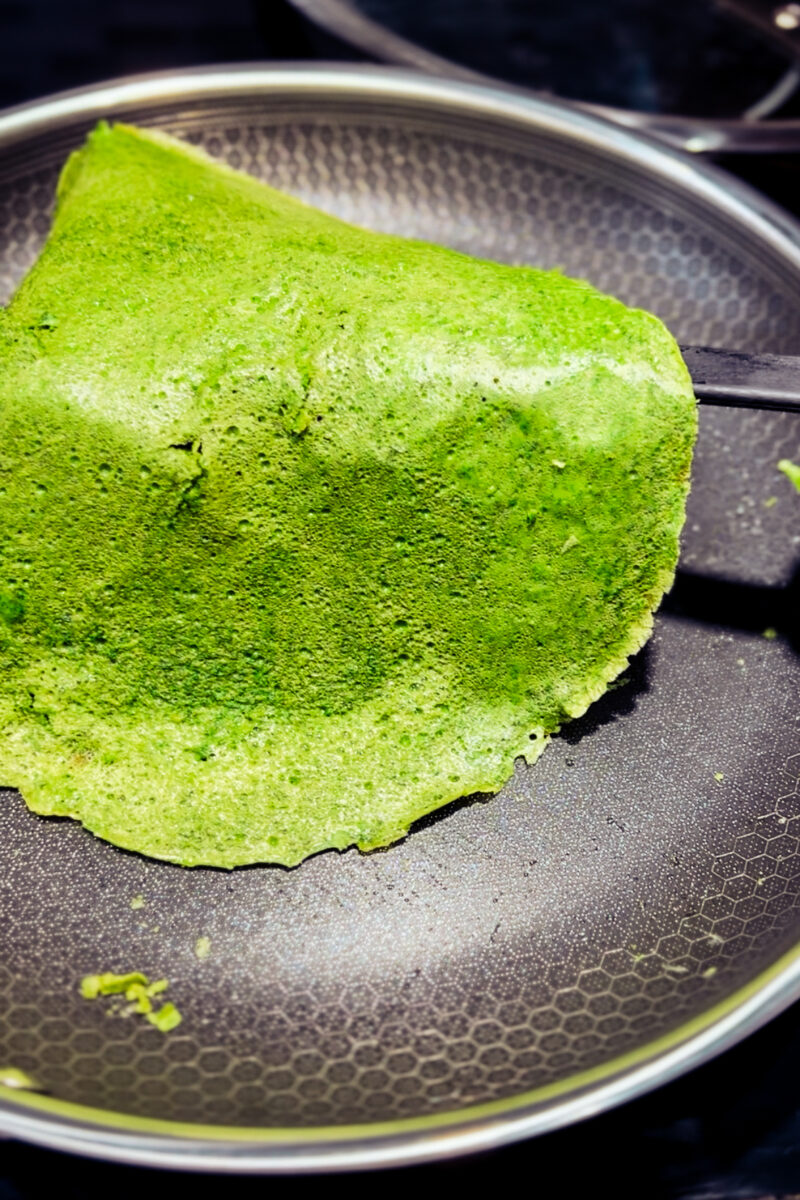 These 2-ingredient keto spinach wraps are perfect for a high protein breakfast to start your day. An easy, healthy recipe that's quick to make and low carb. Paleo Whole 30 Simple Recipes Ketogenic Green Tortillas Blended Greens Blender Wrap Recipe Weight loss Low calorie Kid Friendly