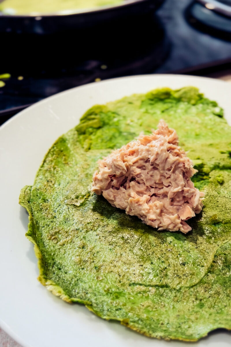 These 2-ingredient keto spinach wraps are perfect for a high protein breakfast to start your day. An easy, healthy recipe that's quick to make and low carb. Paleo Whole 30 Simple Recipes Ketogenic Green Tortillas Blended Greens Blender Wrap Recipe Weight loss Low calorie Kid Friendly