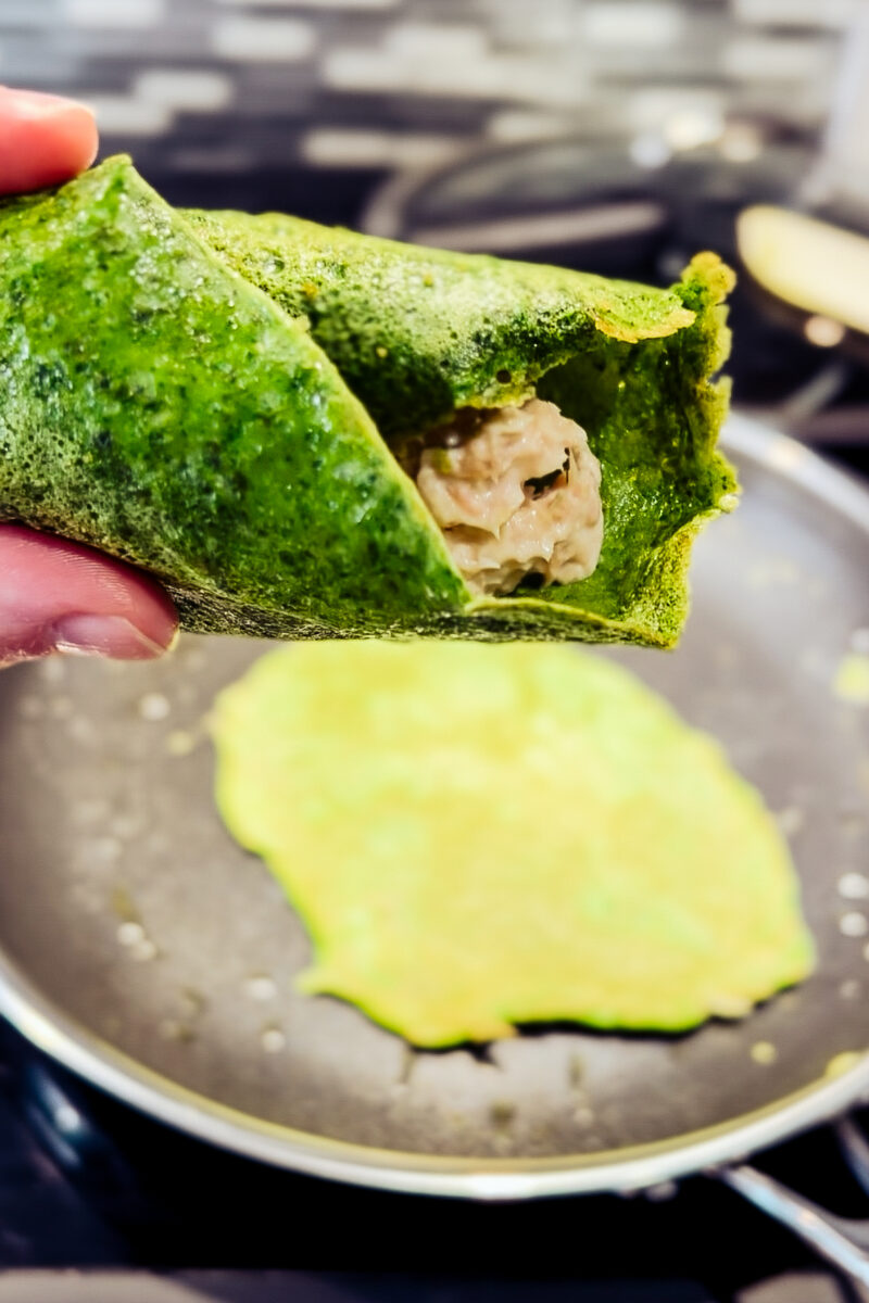 These 2-ingredient keto spinach wraps are perfect for a high protein breakfast to start your day. An easy, healthy recipe that's quick to make and low carb. Paleo Whole 30 Simple Recipes Ketogenic Green Tortillas Blended Greens Blender Wrap Recipe Weight loss Low calorie Kid Friendly