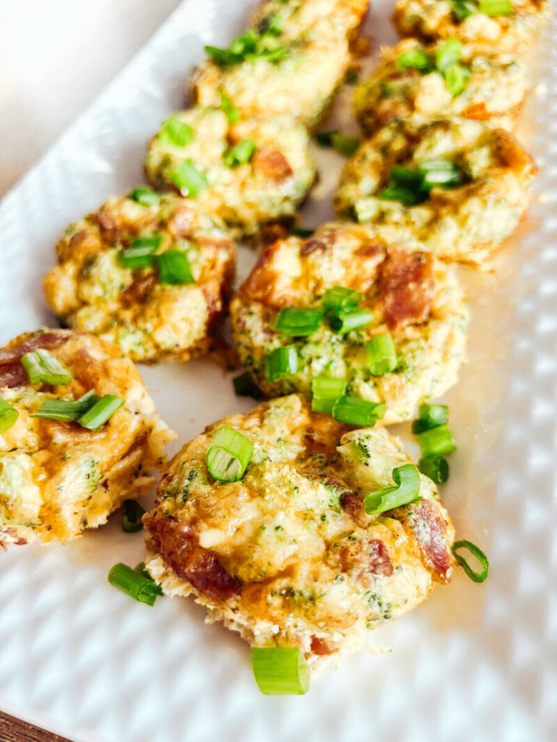 These delicious and healthy Broccoli Egg Bites to meal prep for a healthy breakfast. An egg muffin recipe that's low carb, keto & gluten-free. Cheddar Bacon Broccoli Breakfast Brunch Kids Toddlers Family Eggs Quiche Cups Baked Make Ahead