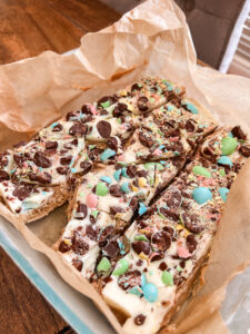 Make these mini egg peanut butter protein bars for Easter! A high protein, no bake dessert that's low in sugar and extremely satisfying! Easter treats | Easter Desserts | mini eggs recipe | low carb | healthier desserts | healthy recipes | white chocolate and peanut butter