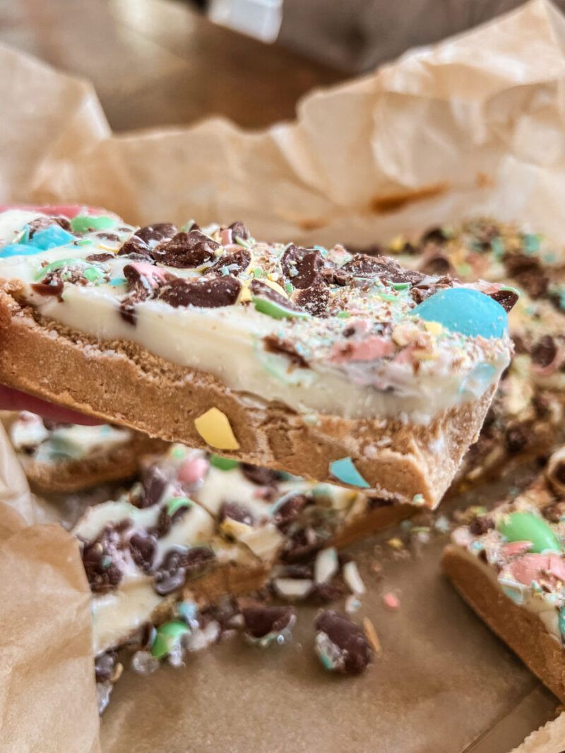 Make these mini egg peanut butter protein bars for Easter! A high protein, no bake dessert that's low in sugar and extremely satisfying! Easter treats | Easter Desserts | mini eggs recipe | low carb | healthier desserts | healthy recipes | white chocolate and peanut butter