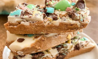 Make these mini egg peanut butter protein bars for Easter! A high protein, no bake dessert that's low in sugar and extremely satisfying! Easter treats | Easter Desserts | mini eggs recipe | low carb | healthier desserts | healthy recipes | white chocolate and peanut butter