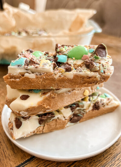 Make these mini egg peanut butter protein bars for Easter! A high protein, no bake dessert that's low in sugar and extremely satisfying! Easter treats | Easter Desserts | mini eggs recipe | low carb | healthier desserts | healthy recipes | white chocolate and peanut butter