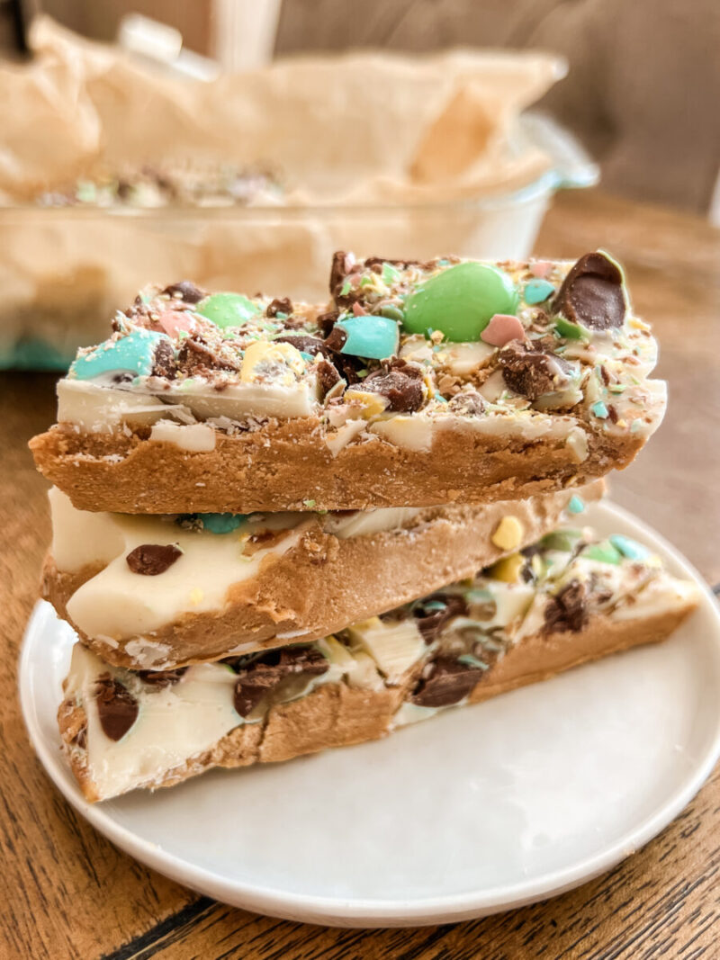 Make these mini egg peanut butter protein bars for Easter! A high protein, no bake dessert that's low in sugar and extremely satisfying! Easter treats | Easter Desserts | mini eggs recipe | low carb | healthier desserts | healthy recipes | white chocolate and peanut butter