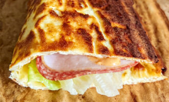 This delicious, low carb cottage cheese flatbread can be used for sandwiches or pizzas. No flour, gluten-free, keto, and high protein. Keto sandwich | Wraps | Lunch | Brunch | Pizza Crust | Low Carb Flatbread | Keto Sandwich Bread | Easy and Healthy | Cottage Cheese Recipe | High Protein Recipe